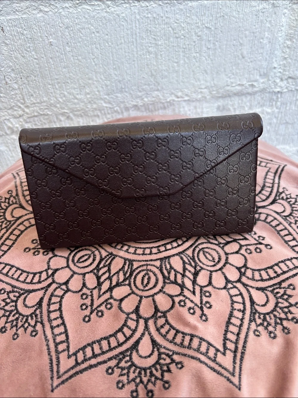 Gucci Signature Logo Monogrammed Foldable GG Sunglasses Case in Brown - Unisex